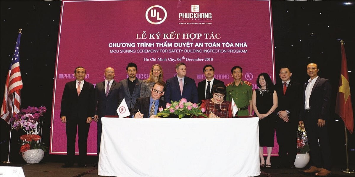 Mr.Mike Haligan, Tong giam doc tham duyet toan cau ve tieu chuan UL và ba Luu Thi Thanh Mau, Tong giam doc Phuc Khang Corporation chinh thuc ky ket hop tac chuong trinh tham duyet an toan PCCC toa nha