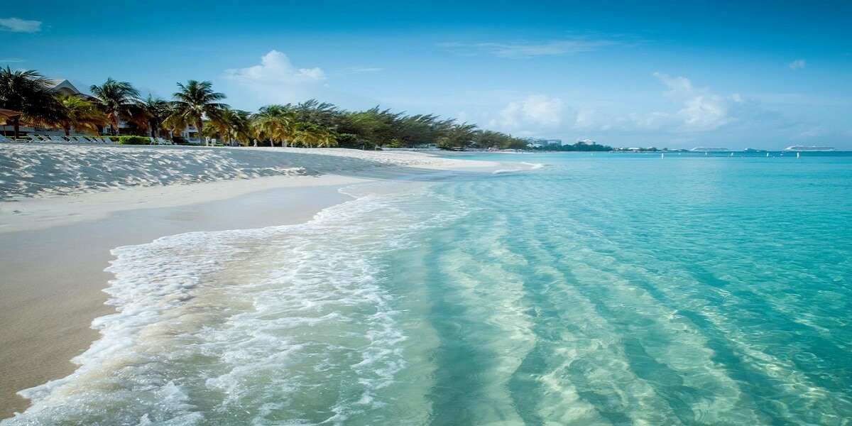 Cam Ranh Bay có bãi cát trắng mịn tuyệt đẹp và nước biển xanh biếc hoang sơ thuộc Tốp 10 bãi biển đẹp nhất hành tinh